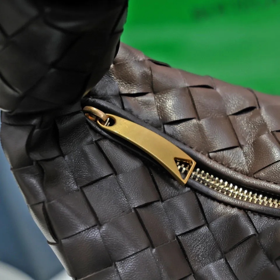 Batch 1120 BV Bottega Veneta's new early spring women's MINI JODIE handbag BV bag 🔥The new method is based on the original rounded corners, knotted with classic woven leather round hobo bag, The most iconic triangular pull-out design, using sheepskin draped soft shape, is super suitable for concave shapes~ Jodie feels really gentle to people, and is definitely the best item for daily matching. It has the same weave, new elements and twists, is compact and versatile, and is the new favorite of street style Internet celebrities! Dimensions: 23x28x8 Model: 6699-1